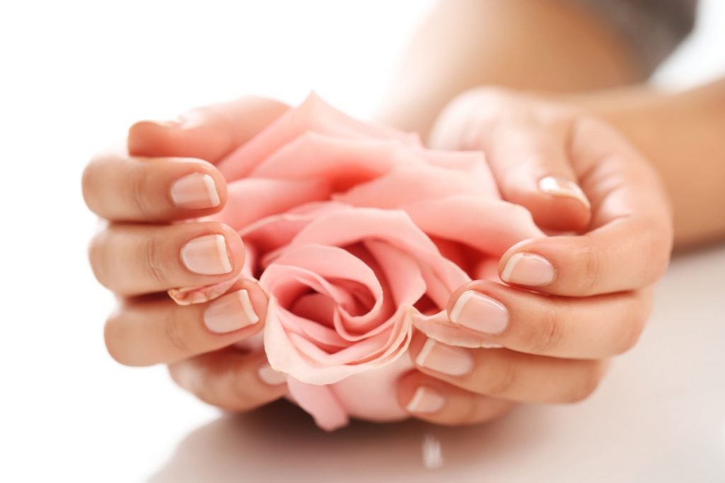 ongles avec rose